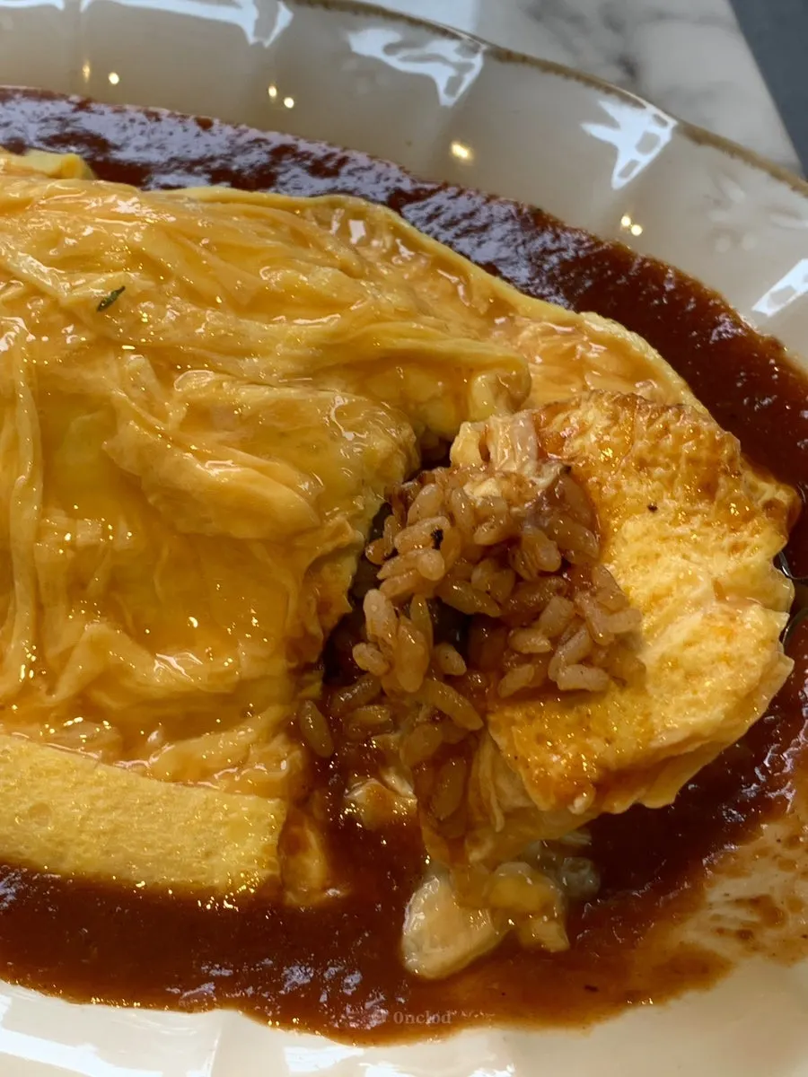 숟가락에 담은 다락오므라이스 한 입