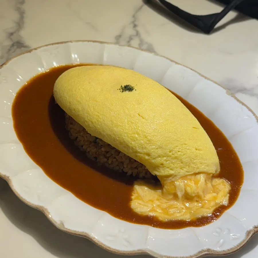 서빙된 다락 오므라이스