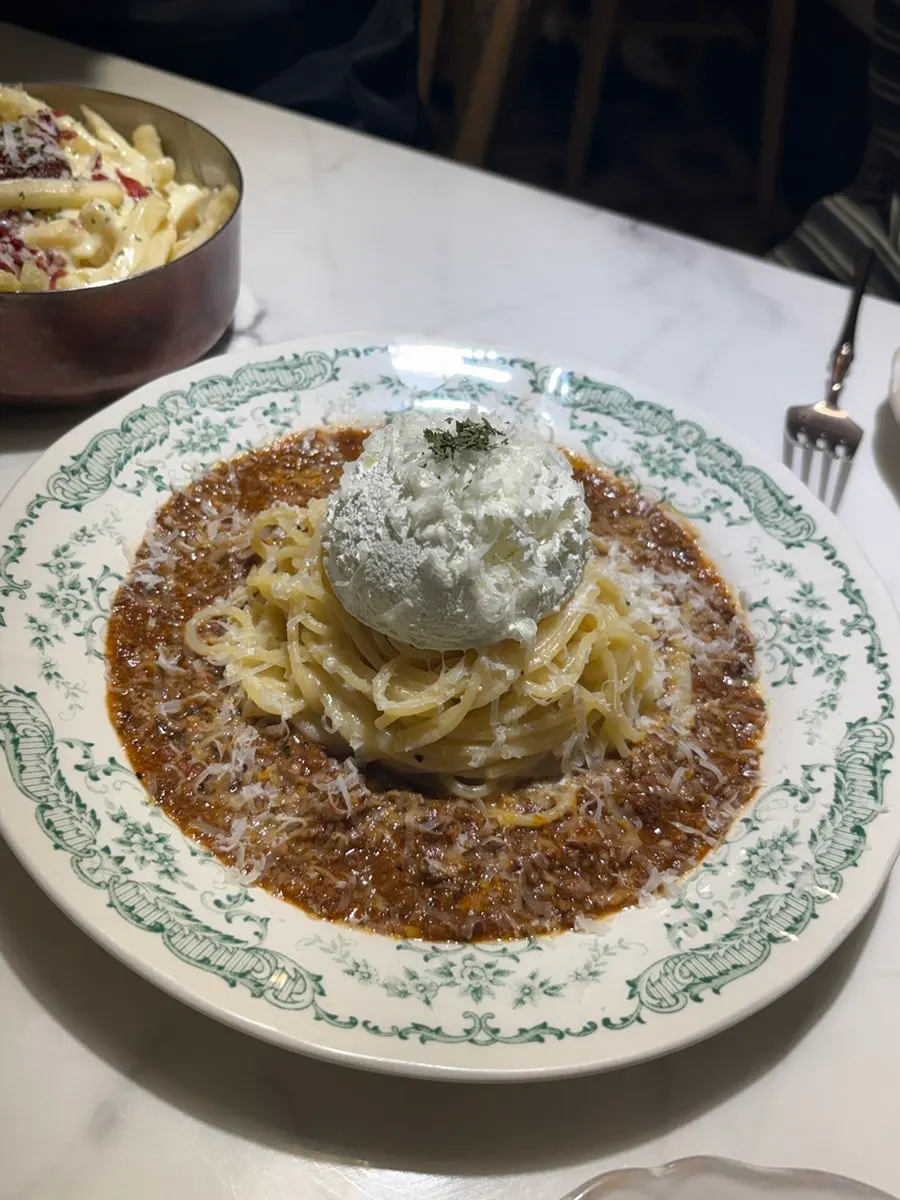 크림이 올려진 다락 로제파스타