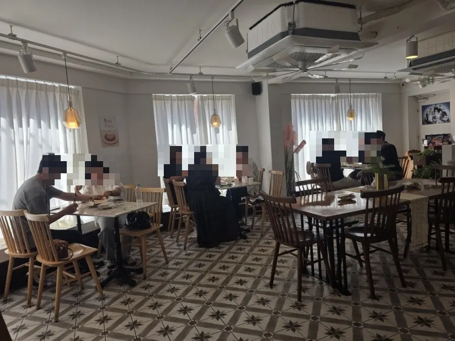 4인용 테이블이 있는 성수다락 3층