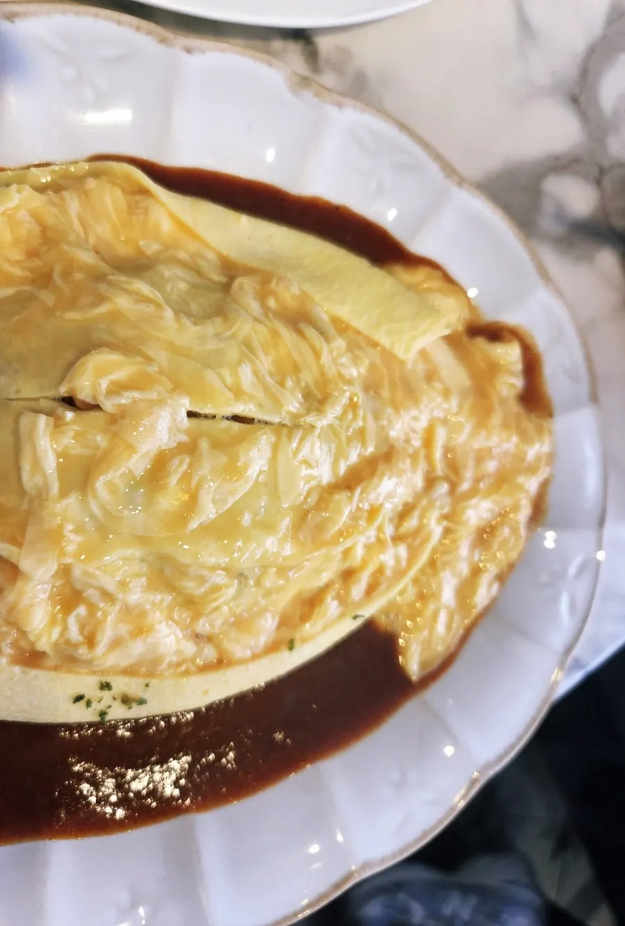 커팅해 밥 위로 펼쳐진 오믈렛