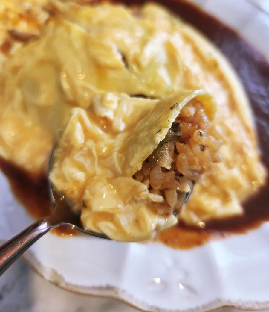 수제 소스를 곁들인 다락 오므라이스 한 숟갈