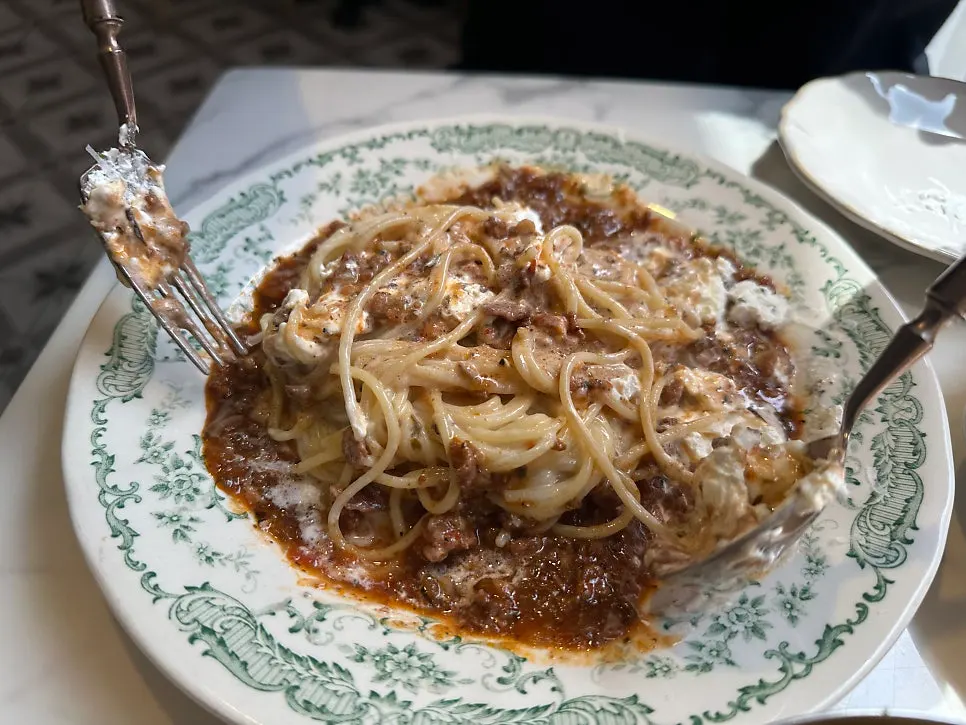 생크림과 토마토 라구소스가 올라간 다락로제파스타