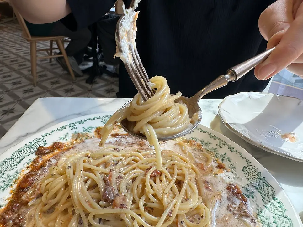 크림과 라구를 면에 섞은 다락로제파스타