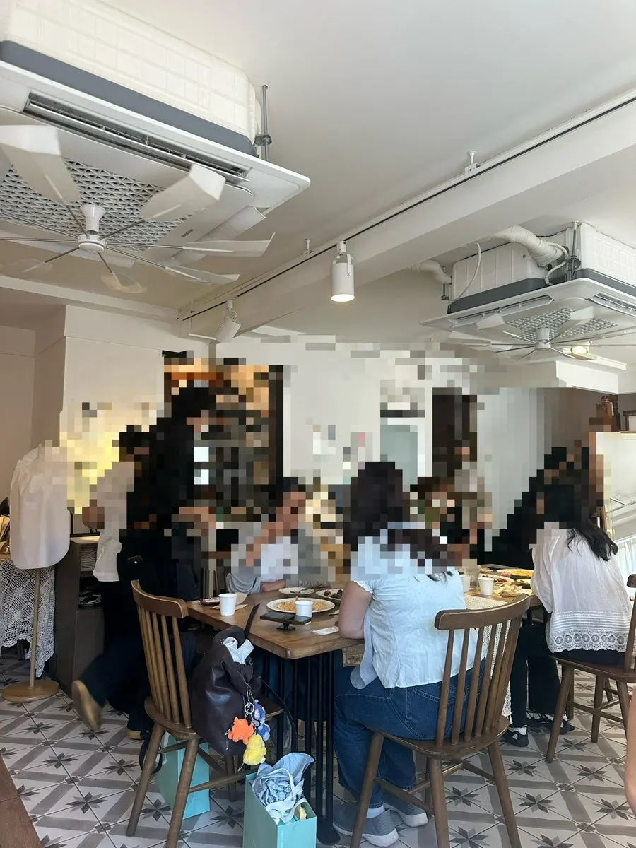 채광이 좋은 성수다락 창가 자리