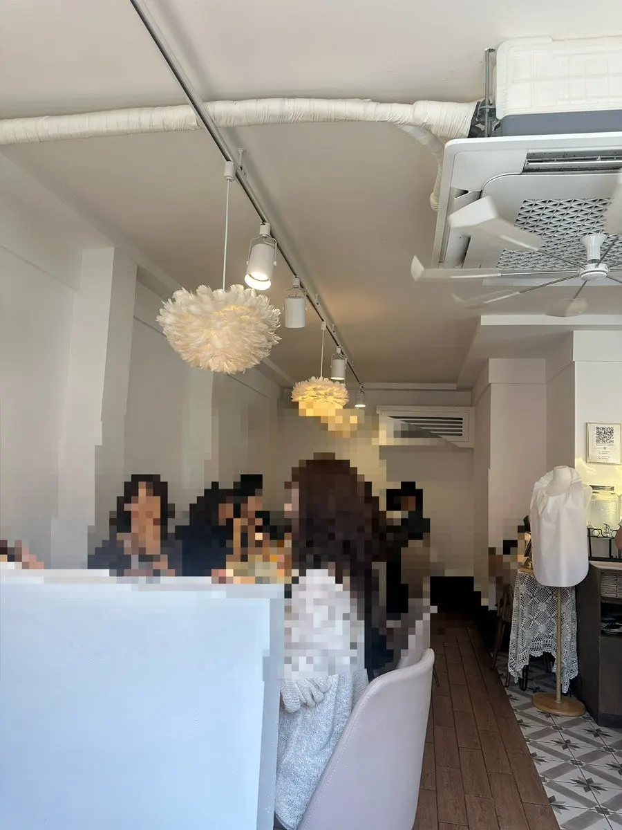 햇빛이 드는 성수다락 테이블