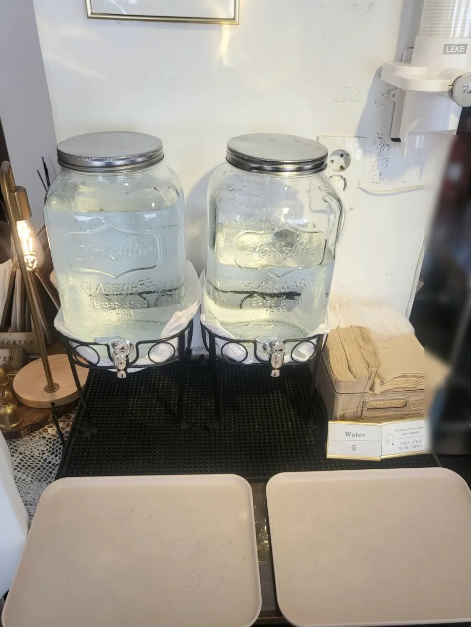 Self-serve bar with water and tissues at Seongsu Darak