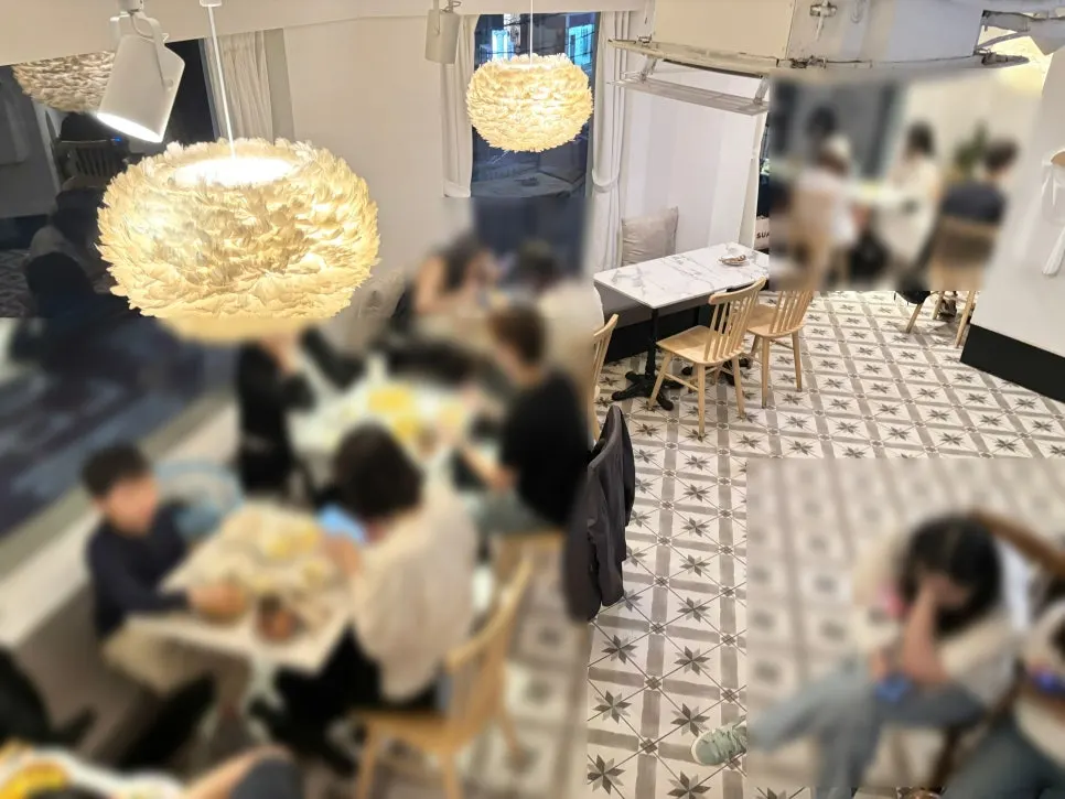 The interior of Seongsu Darak nearly full of customers