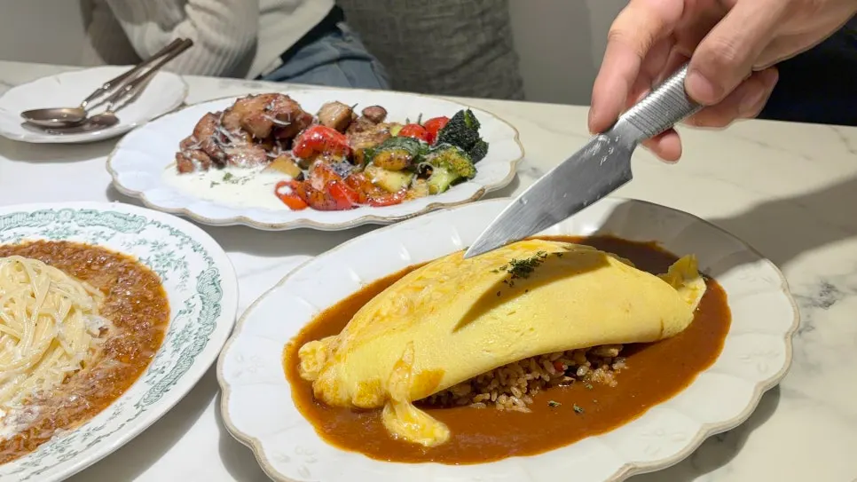 A plate of Seongsu Darak's signature Darak omurice