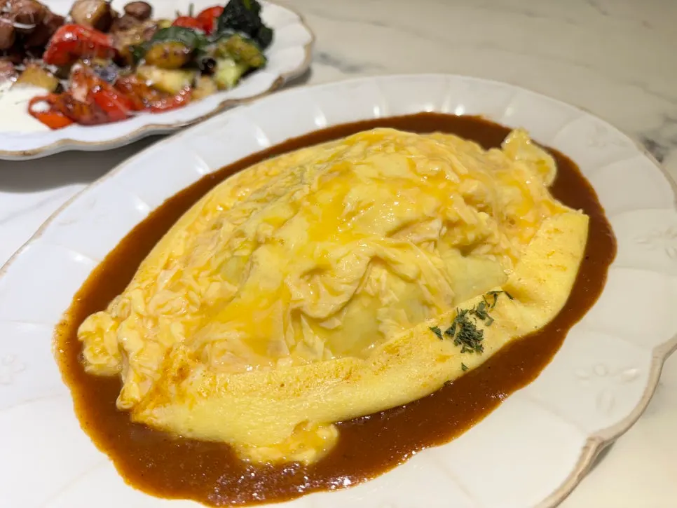The omelet split open over the Darak omurice