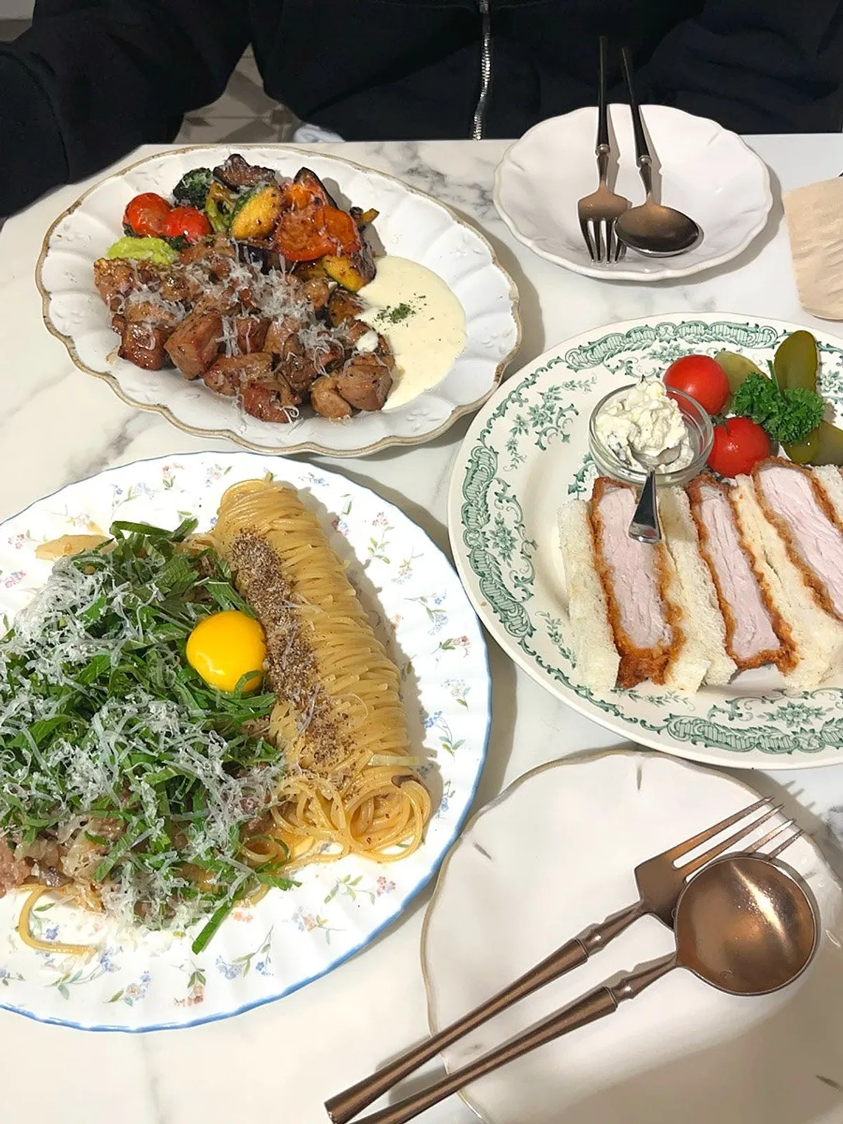 Signature food spread at Seongsu Darak