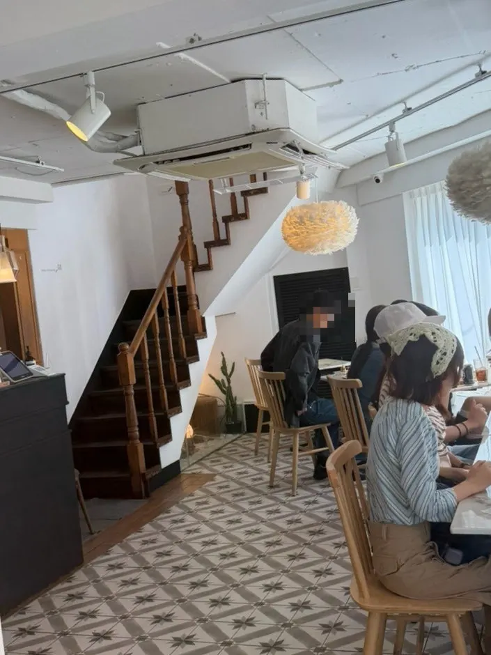 Seongsu Darak's dining hall full of customers
