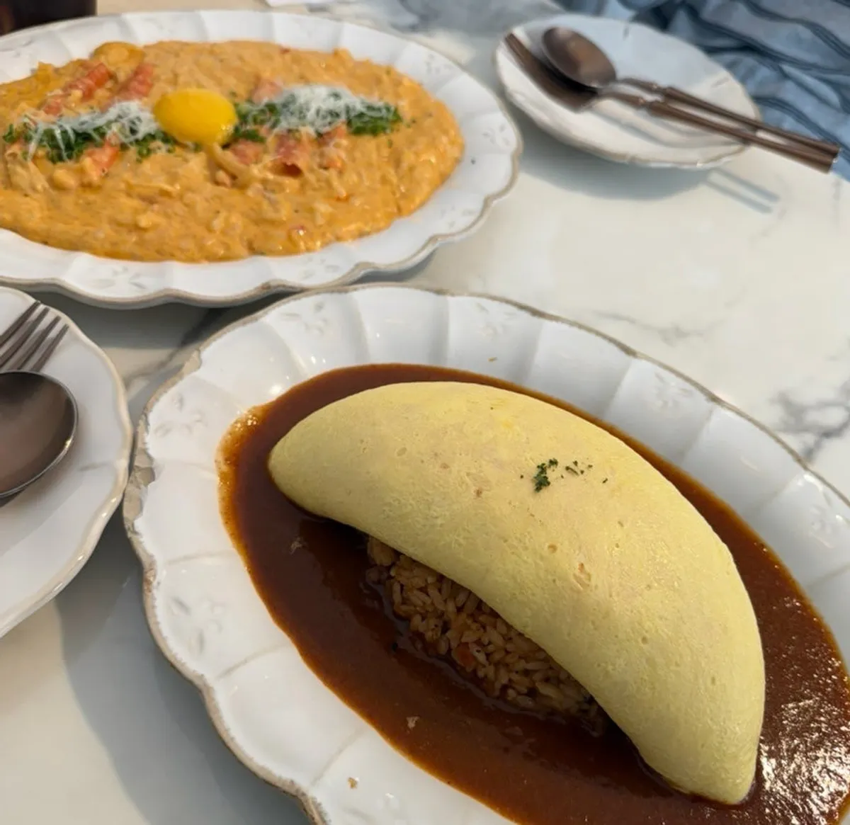 Darak omurice and spicy crab risotto served together at Seongsu Darak