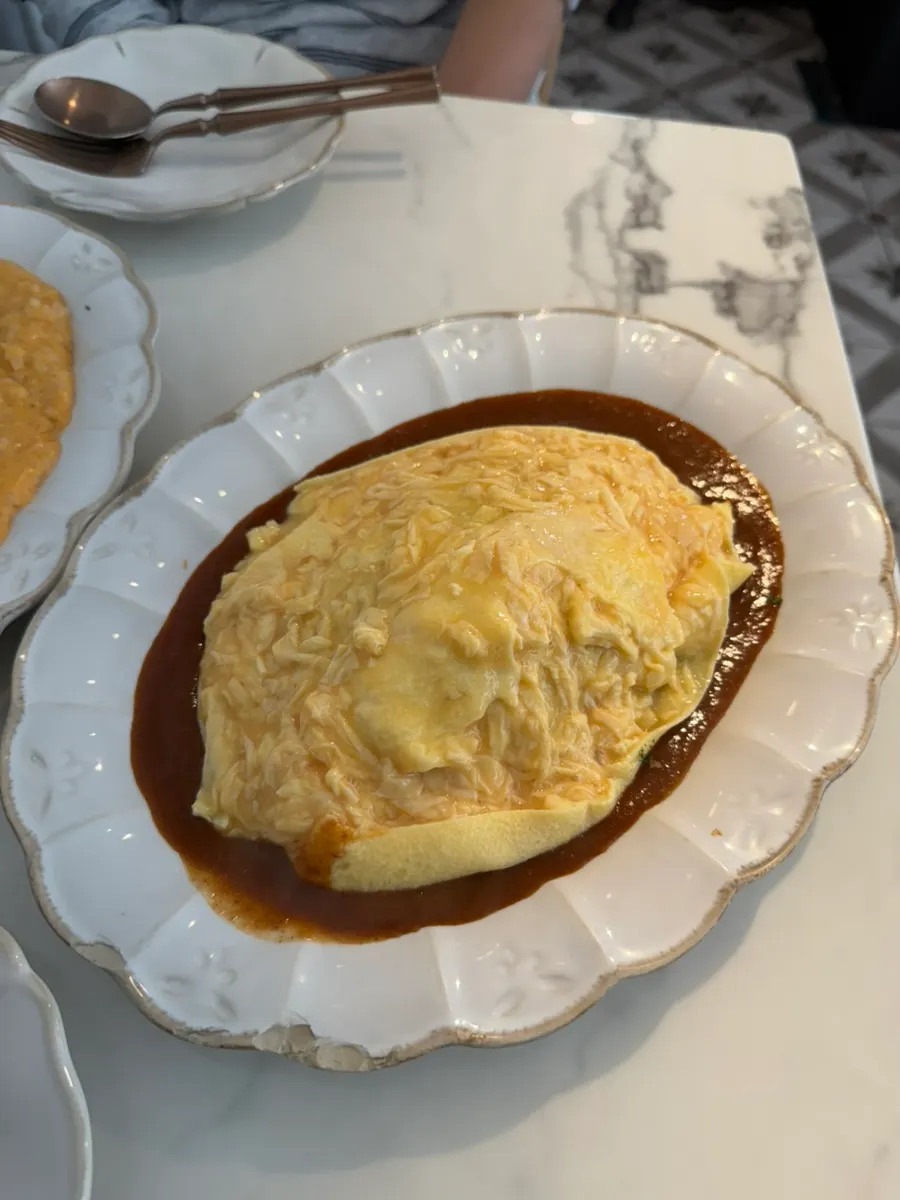 Cross-section of the Darak omurice omelet cut open with a knife