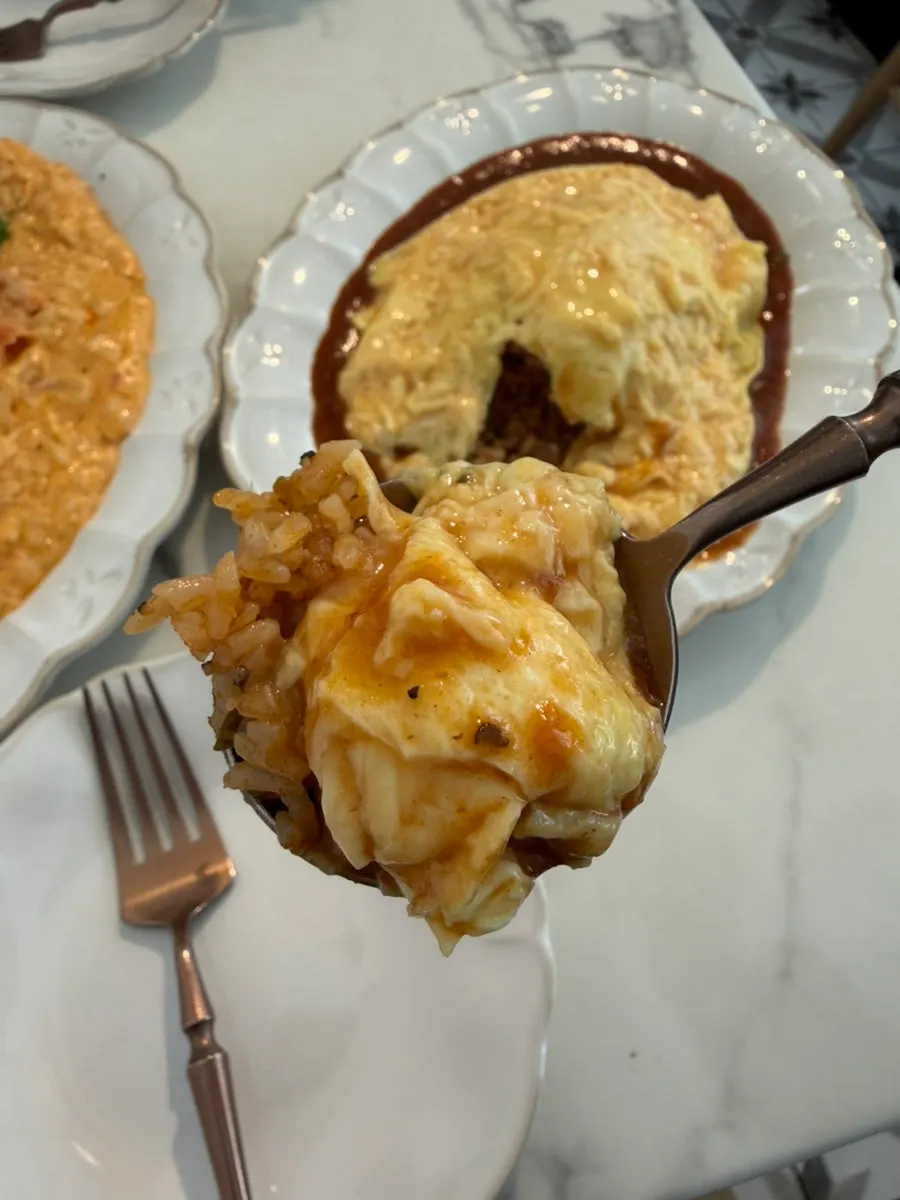 The generous portion of Seongsu Darak's omurice plate