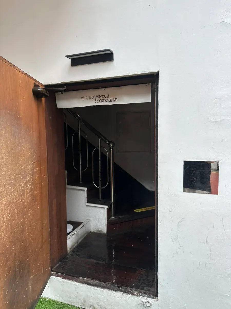 Seongsu Darak entrance with frame-shaped door