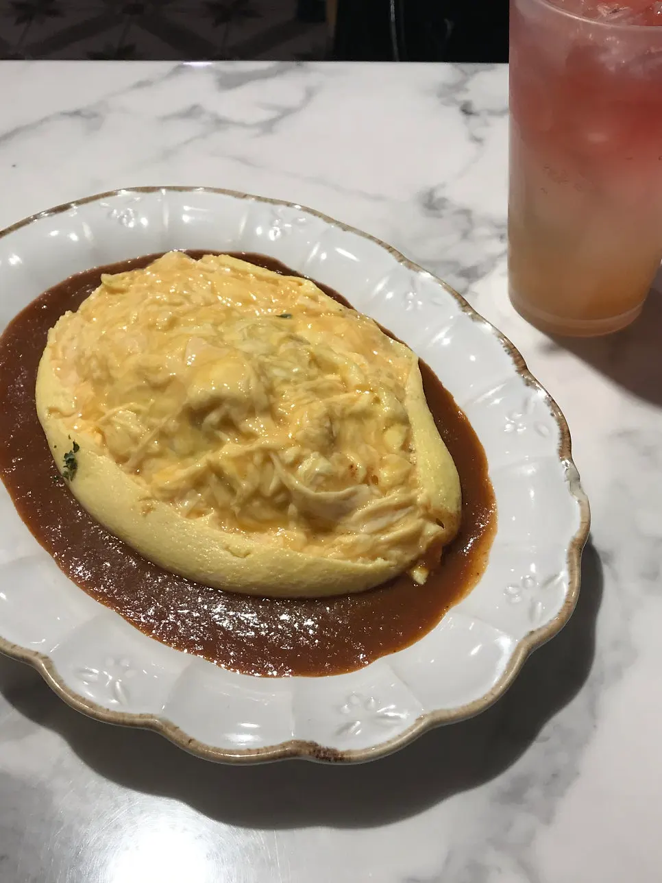 Cross-section of the Seongsu Darak omurice after staff split it open