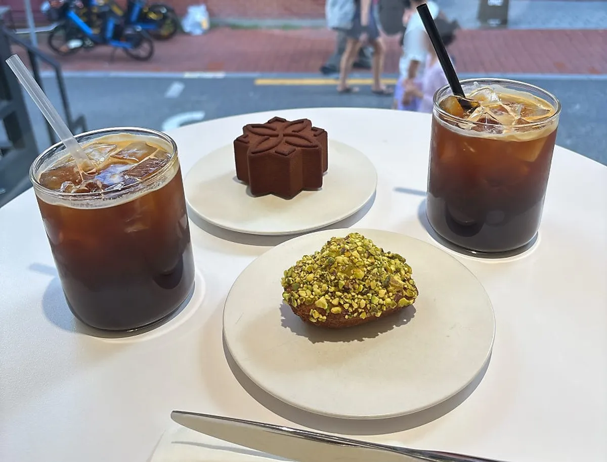 Signature Noir and coffee at Notldun, a Seongsu dessert café
