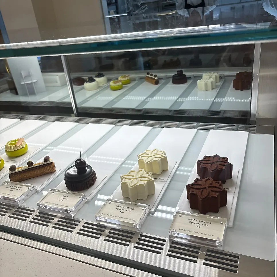 Dessert showcase display at Notldun