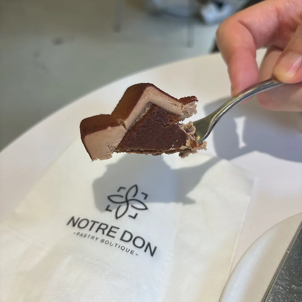 Cross-section of the Noir showing cream and crispy base