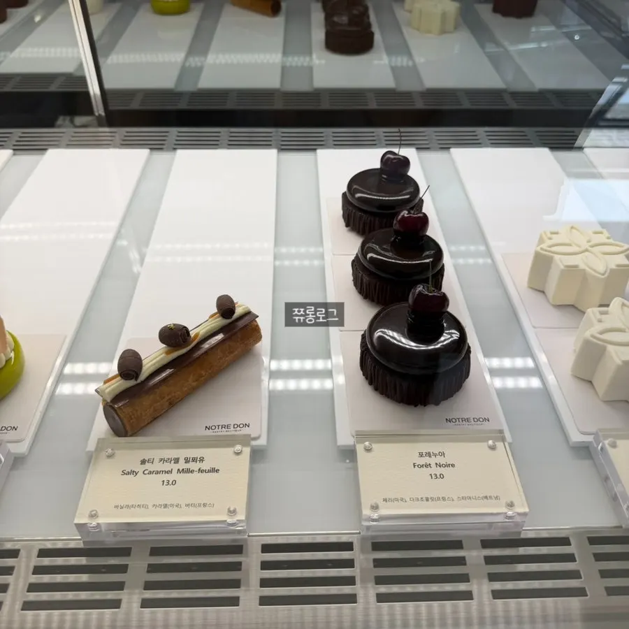 노틀던 쇼케이스에 진열된 케이크들