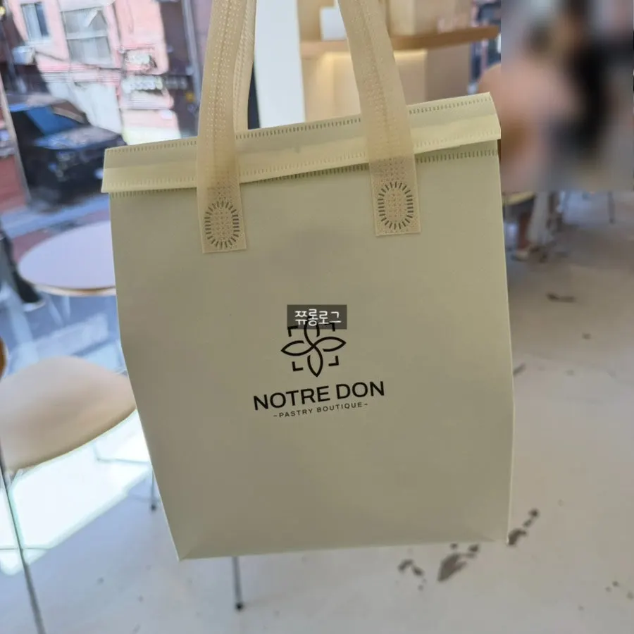 쇼핑백에 담긴 노틀던 디저트 선물 포장