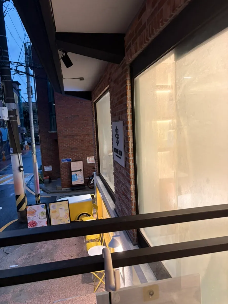 晚上7点诺特丹咖啡厅门前街道