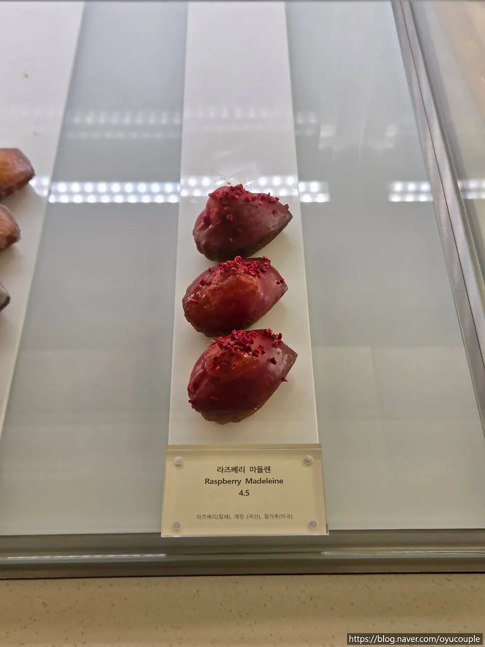 Notldun's dessert display case