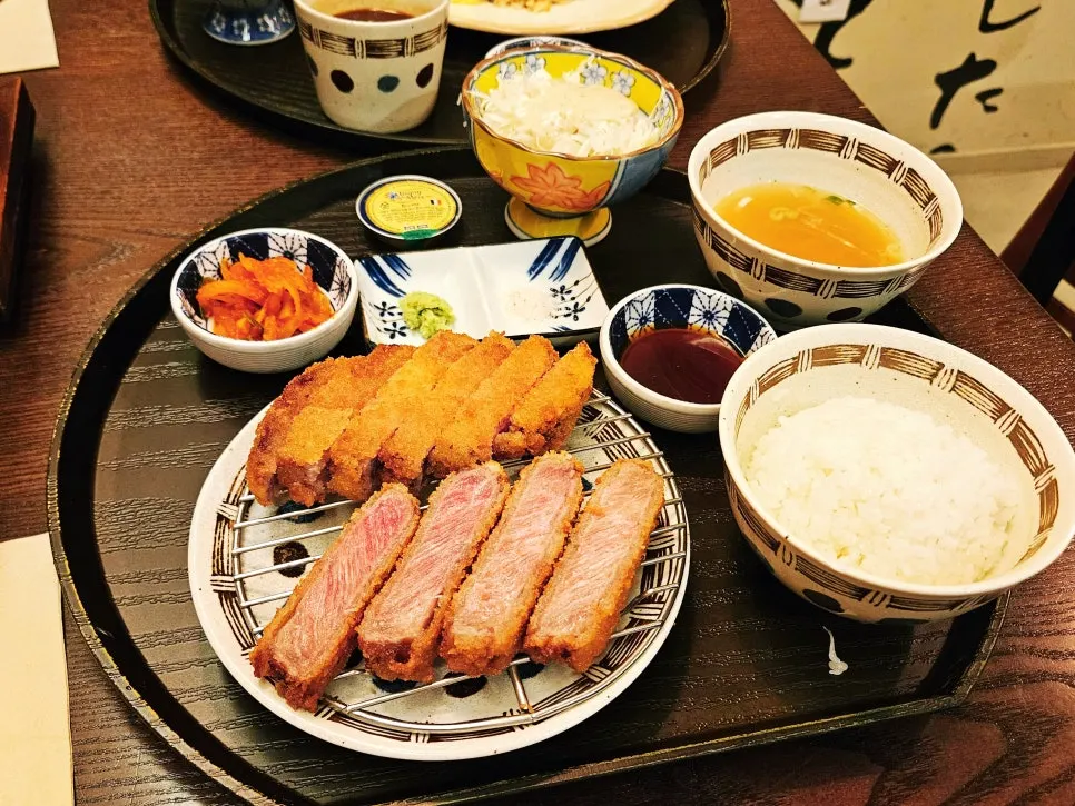 밥과 함께 먹는 함바그 오므라이스 한입