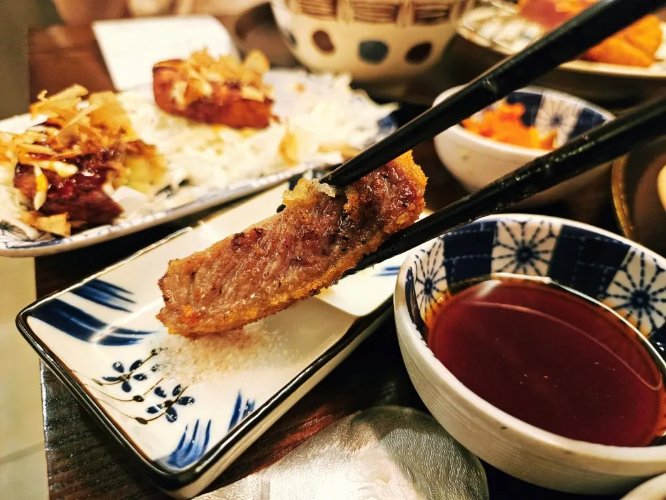 소금에 찍어 먹는 채끝 규카츠