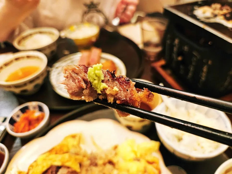 생고추냉이를 올린 규카츠 한 점