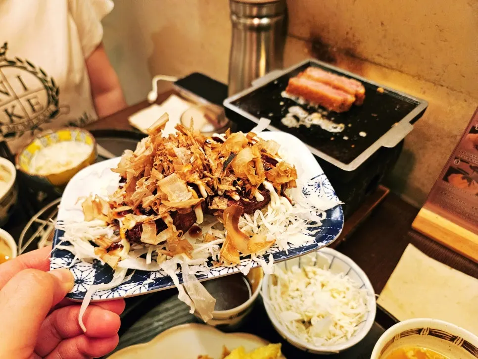 특제소스에 찍은 채끝 규카츠