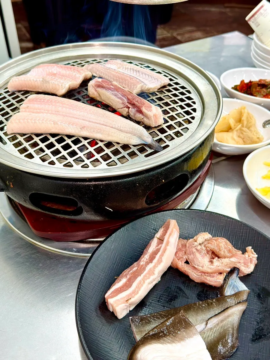 숯불 화로와 첫판 고기 준비 모습