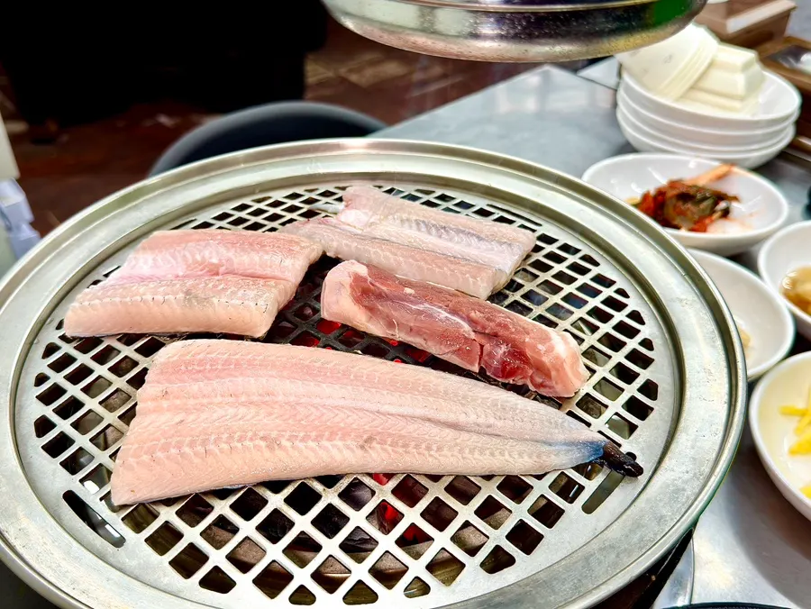 장어 삼겹살 오리목살이 올라간 숯불 불판