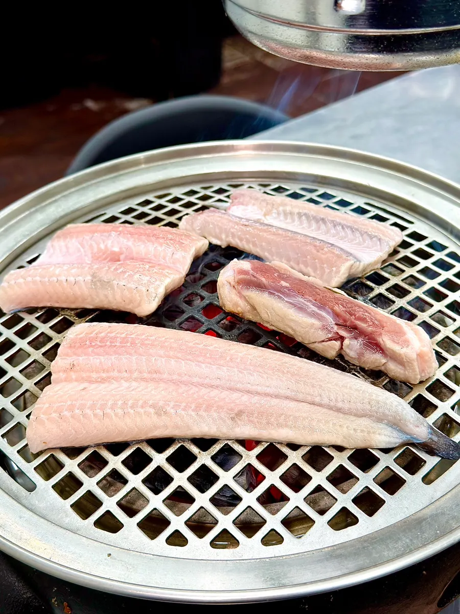 직원이 구워준 숯불 민물장어