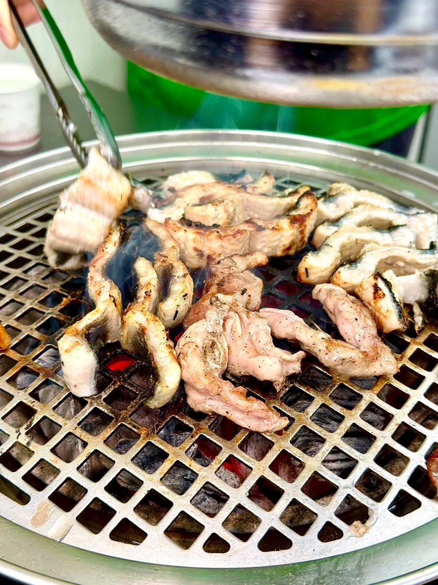 노릇하게 구워진 민물장어 클로즈업