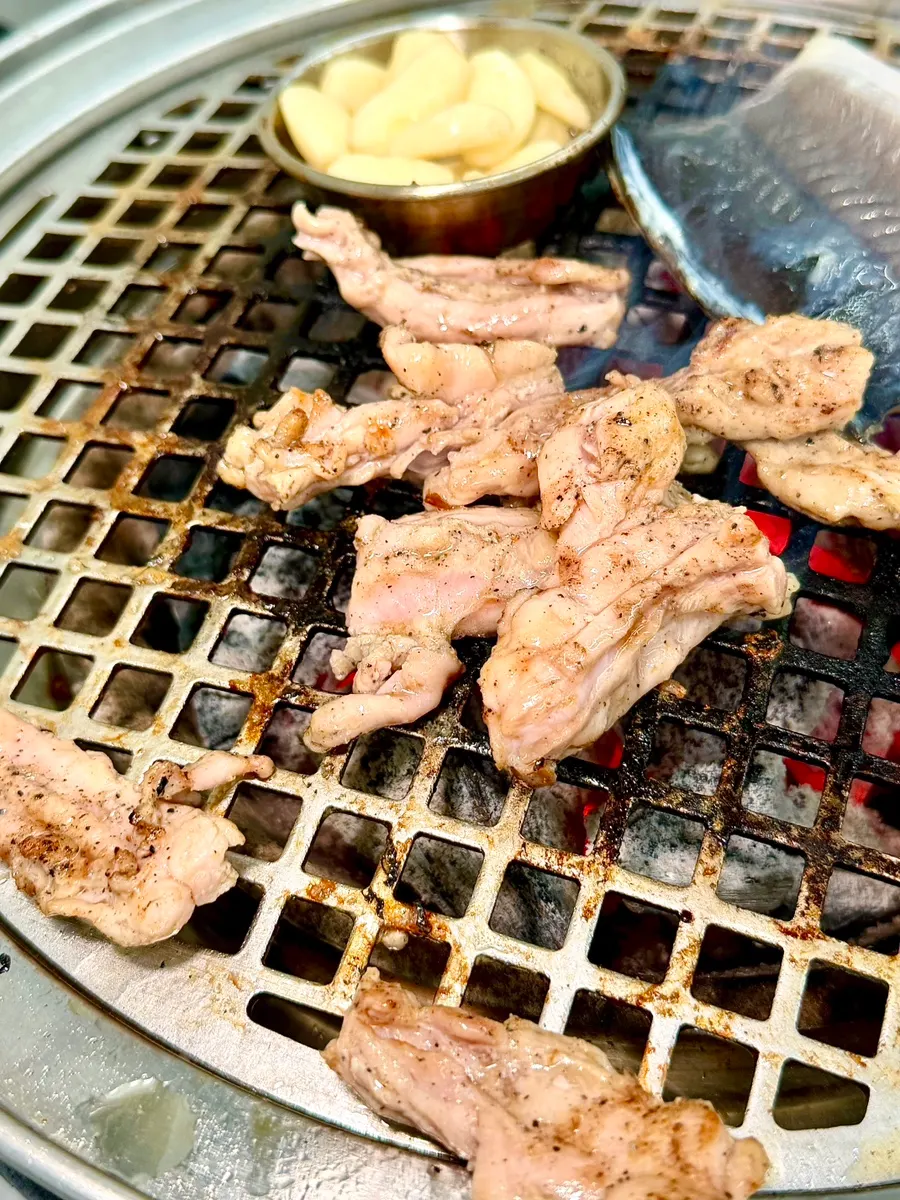 서비스로 받은 복분자주 한 병