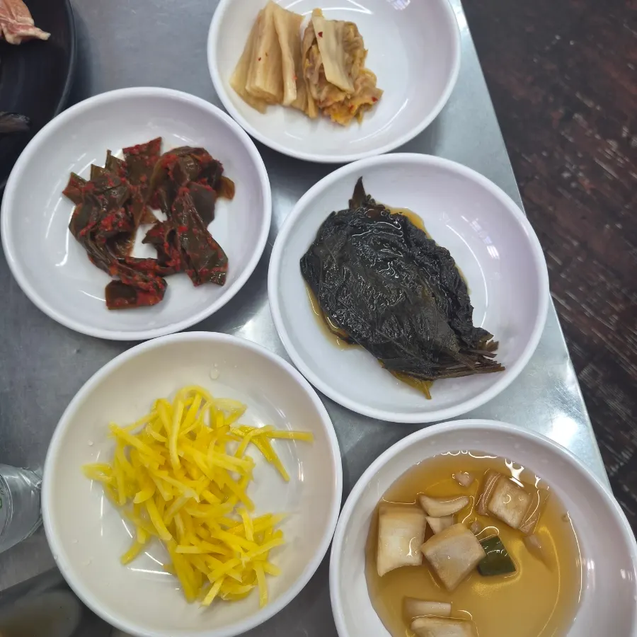 First plate of freshwater eel brought out by the owner
