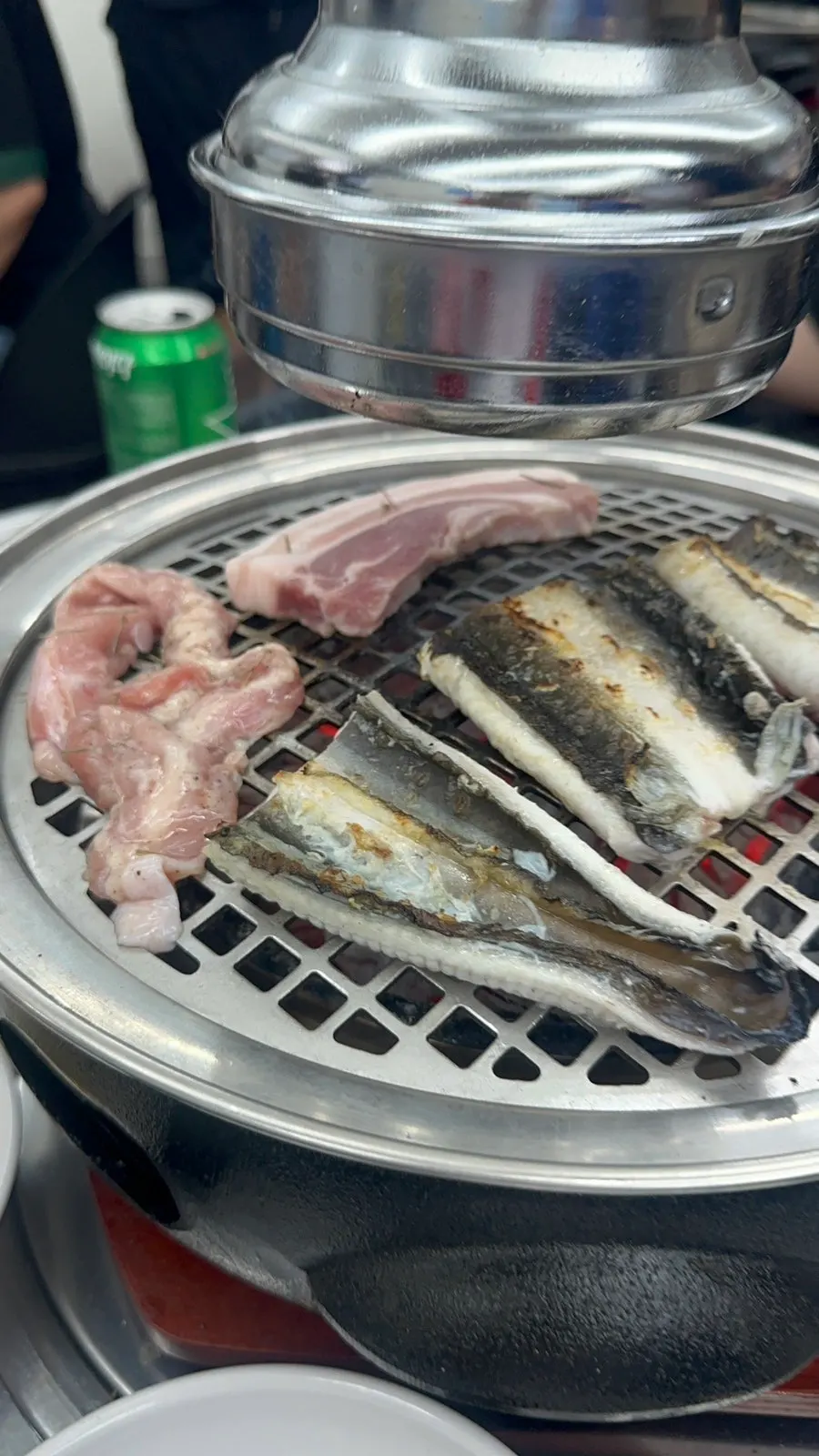 주문 후 숯을 넣은 송림복장어 테이블 화로