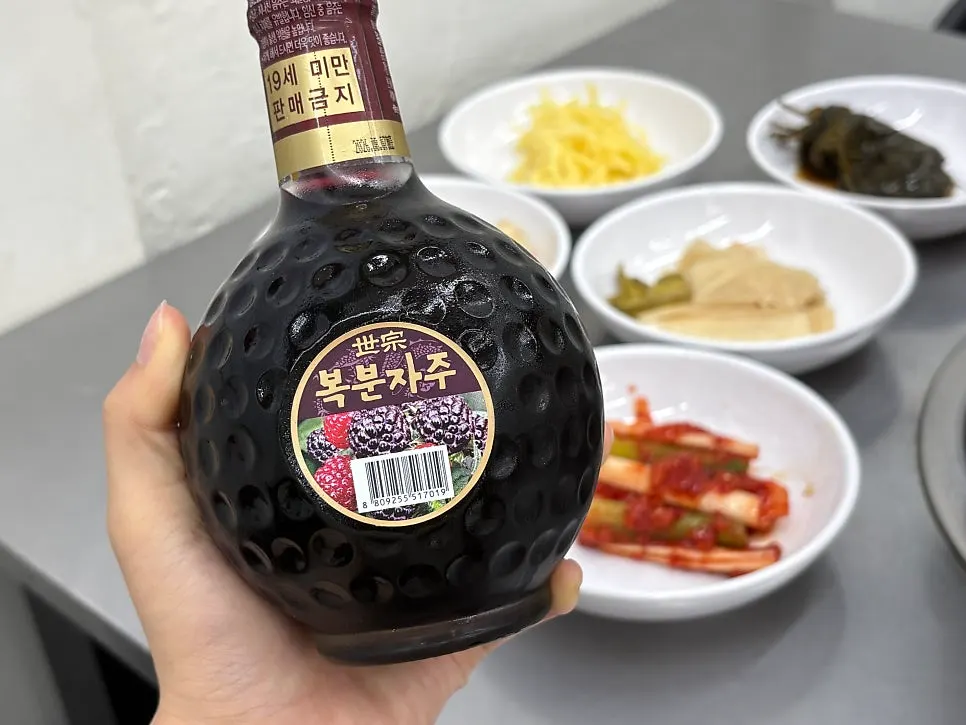 깻잎과 파김치 등 다섯 가지 반찬 상차림