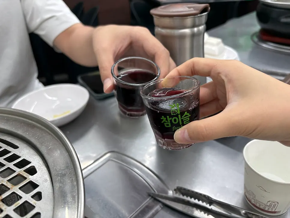 서비스로 나온 복분자주 한 병