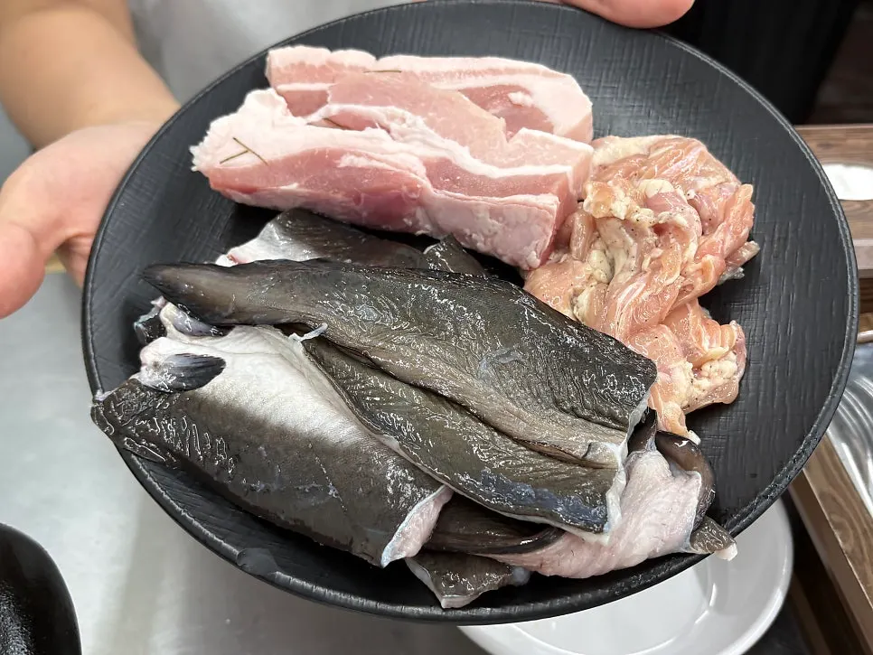 삼겹살 닭목살 껍데기 장어가 담긴 첫 모듬 접시