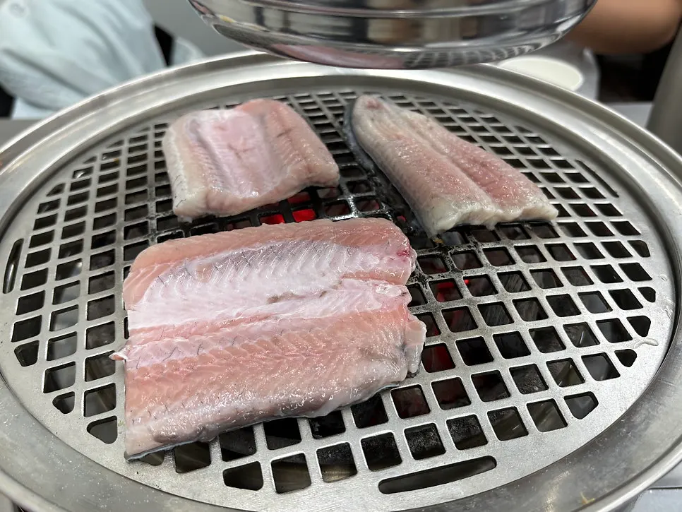 장어 위주로 담아온 무한리필 접시