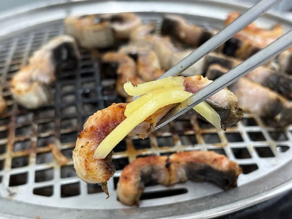 백김치에 싸 먹는 장어