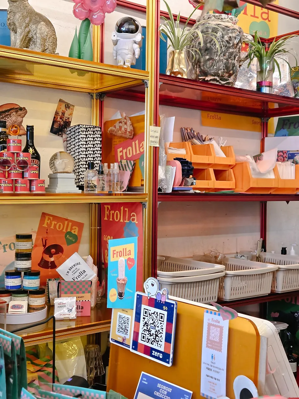 Decorative details and space at Frolla