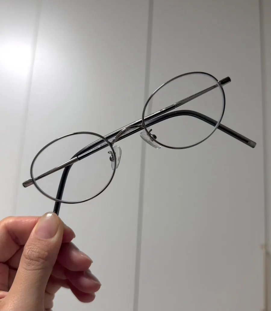 최종 선택한 얇은 메탈 프레임 안경 착용