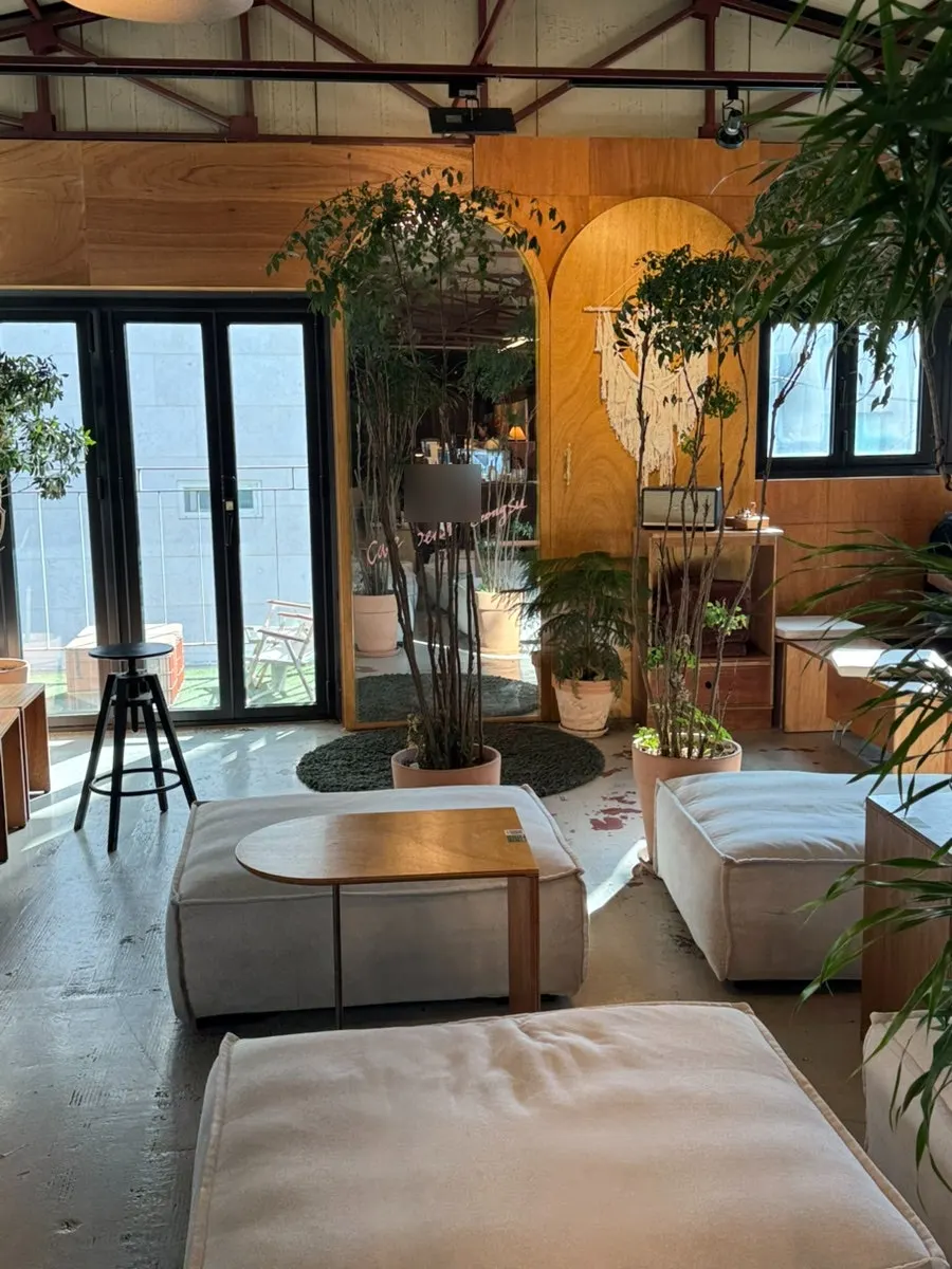 The second-floor entrance to Biat Seongsu