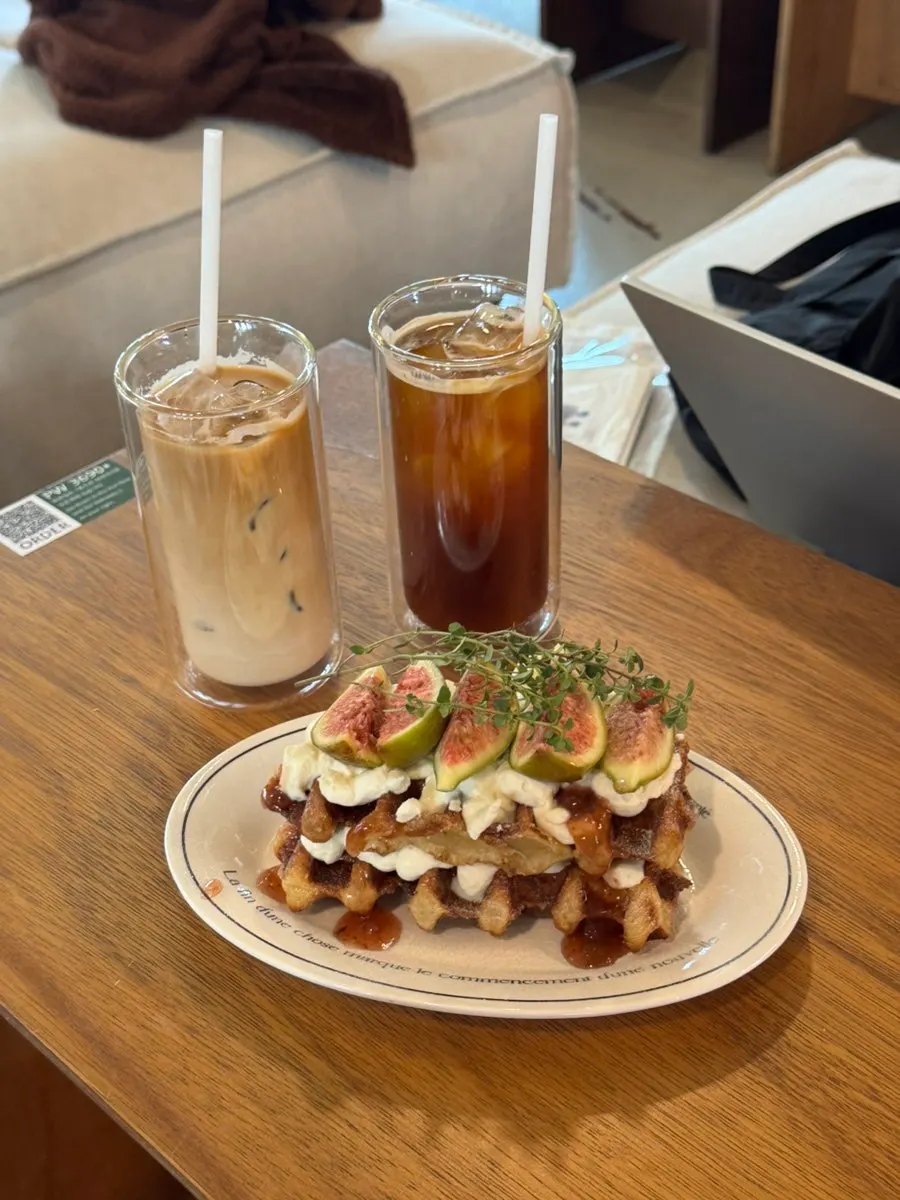 Iced coffee and a fig Greek croffle order
