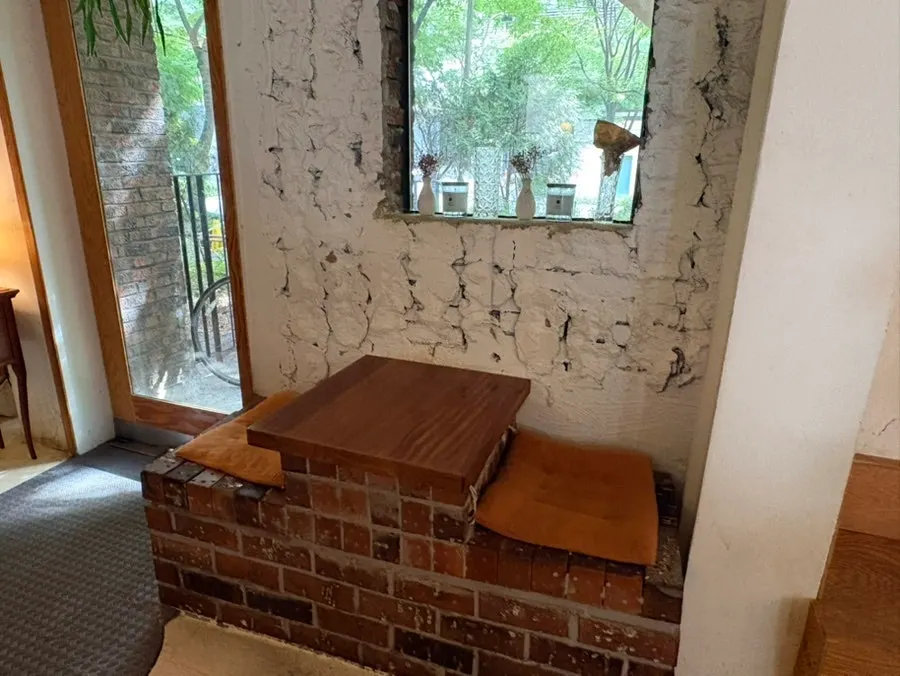 2인석과 다인석이 놓인 카페 내부