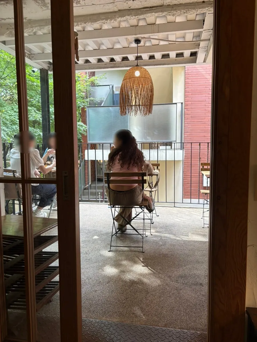 아늑한 분위기의 카페 좌석 전경